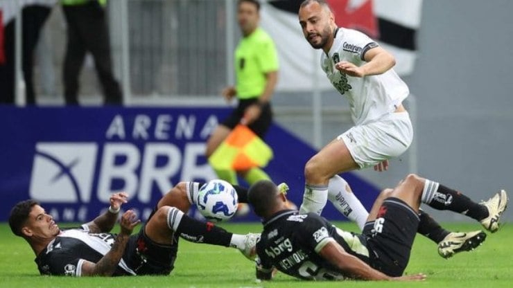 Com Ancelottinho no banco, Botafogo vence o Vasco e volta ao G6