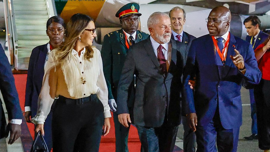Presidente da República, Luiz Inácio Lula da Silva, é recebido pelo Ministro das Relações Exteriores de Angola , António Téte, durante sua chegada a Luanda