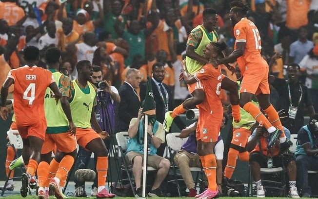 Jogadores da Costa do Marfim celebram o gol de Haller que garantiu a vaga da seleção na final da Copa da África 