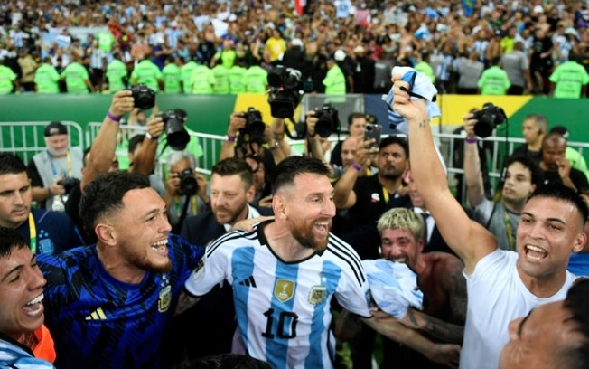 O atacante argentino Lionel Messi (c) comemora a vitória sobre o Brasil nas Eliminatórias para a Copa do Mundo de 2026, no dia 21 de novembro de 2023, no Rio de Janeiro