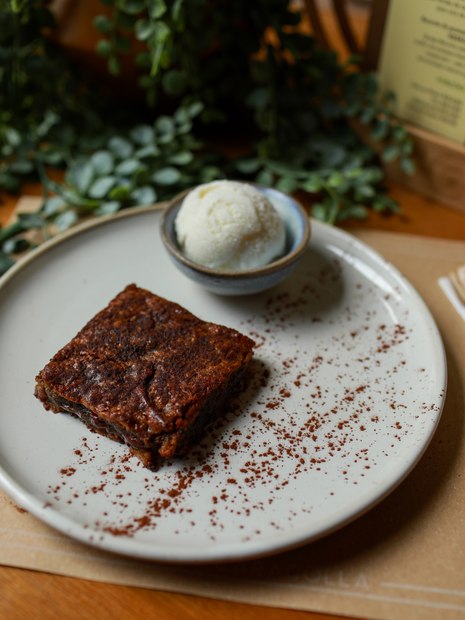 Brownie de paçoca com gotas de chocolate