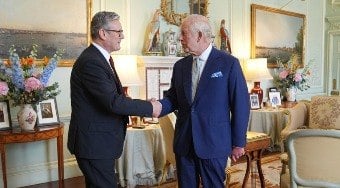 Starmer se reúne com rei Charles e é oficialmente novo premiê britânico
