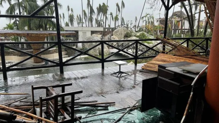 O hotel das gravações do seriado foi atingido por um furacão