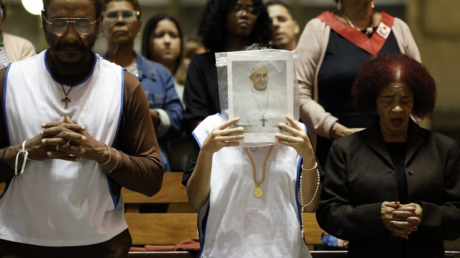 Pessoas rezam com e fazem homenagens ao Papa Francisco Pessoas rezam com e fazem homenagens ao Papa Francisco