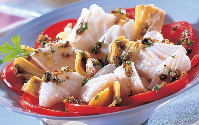 Salada de bacalhau com azeitona para o almoço de Páscoa