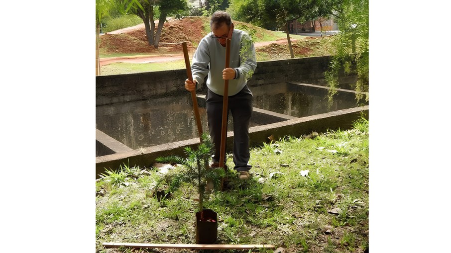 Hélio da Silva plantando mudas no Parque Linear Tiquatira Hélio da Silva plantando mudas no Parque Linear Tiquatira