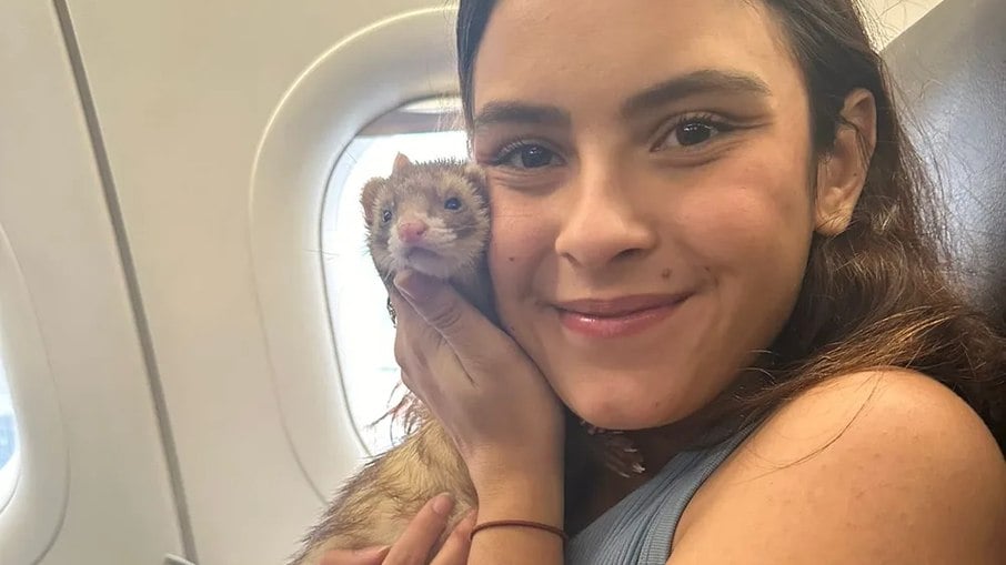 Júlia Braz Fonseca Vargas embarca com furão Kira na cabine do avião após decisão da Justiça 