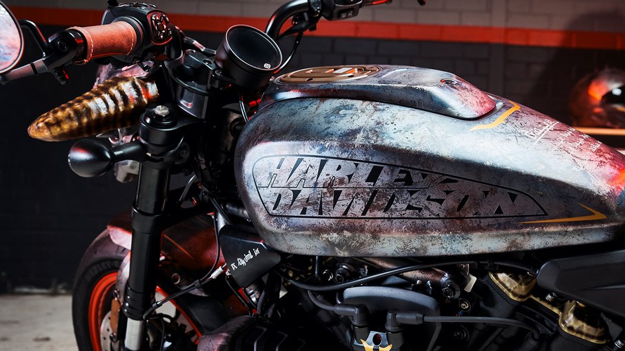 Harley-Davidson personalizada carrega diversos elementos como runas Harley-Davidson personalizada carrega diversos elementos como runas