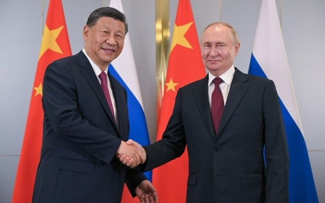 Foto da agência russa Sputnik mostra o presidente russo Vladimir Putin e o homólogo chinês Xi Jinping em Astana, em 3 de julho