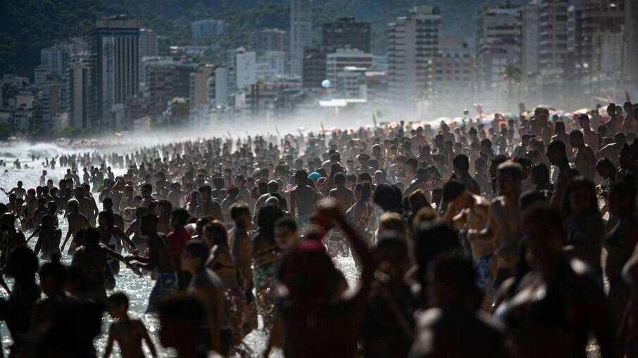 Uma multidão se refresca à beira-mar na Praia de Ipanema no feriado de São Sebastião, apesar da pandemia da Covid-19