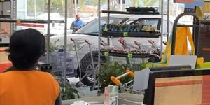 Motorista entra com carro em porta de mercado em Indaiatuba (SP)