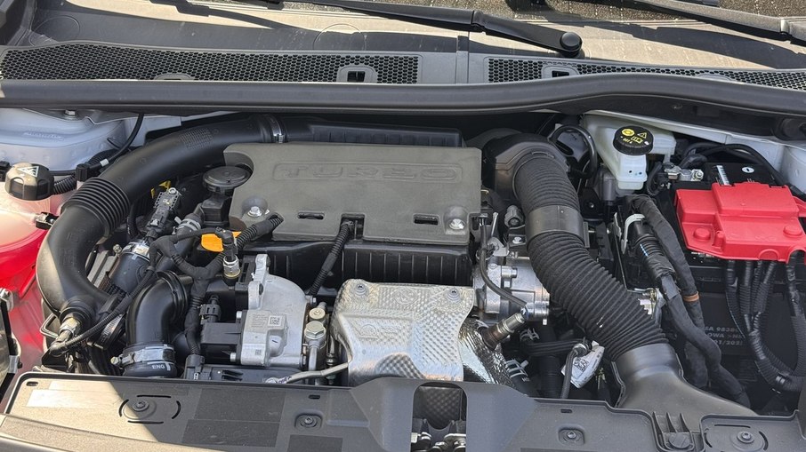 Motor T200 do Peugeot 2008 GT Hybrid prioriza eficiência e boa dirigibilidade no uso urbano.
