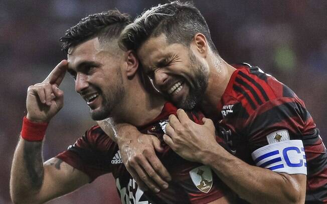 Arrascaeta e Diego brigam por posição no Flamengo