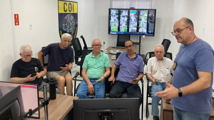 Idosos recebem orientação sobre uso do app “SOS Cidadão Vinhedo”