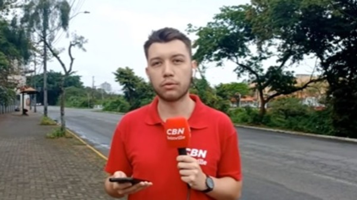 Repórter surpreende ao interpretar reportagem em Libras em SC