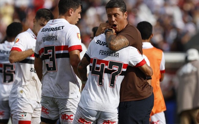 ‘Um clube dessa grandeza tem que brigar por títulos’, diz Carpini após classificação do São Paulo