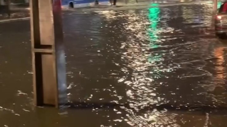 Porto Alegre enfrenta fortes chuvas e sofre
com alagamentos