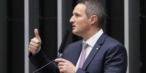 Moraes autoriza visita de Guilherme Derrite a Bolsonaro na Papudinha