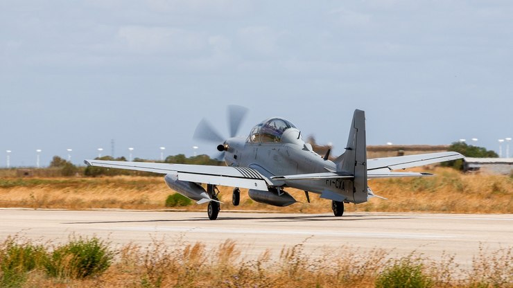 Aviões da Embraer de combate do Brasil chegam a Portugal