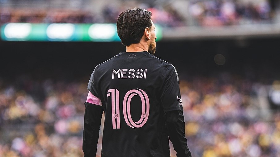 Sem segurança pessoal, Messi é abraçado por fã em campo Sem segurança pessoal, Messi é abraçado por fã em campo