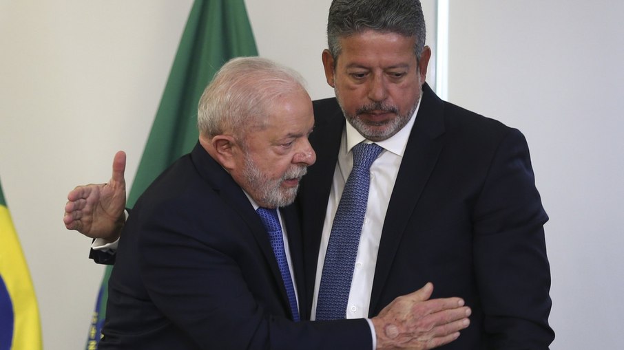 Lula e Lira se cumprimentam na Câmara dos Deputados