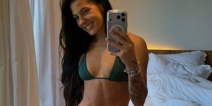 Ana Castela posa de biquíni fininho e exibe corpo sarado