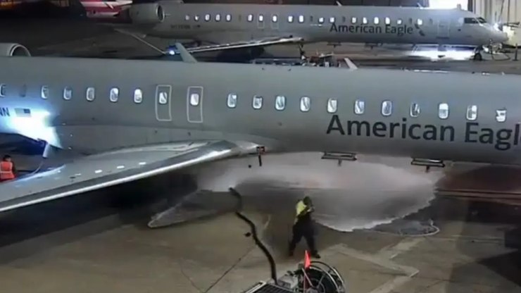 Combustível jorra na pista após erro de funcionário em aeroporto