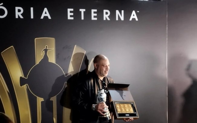 Adriano Imperador é homenageado pela Conmebol durante evento da Libertadores no Rio Adriano Imperador é homenageado pela Conmebol durante evento da Libertadores no Rio