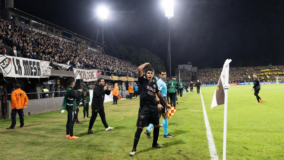Platense comemorando o empate diante do Peñarol