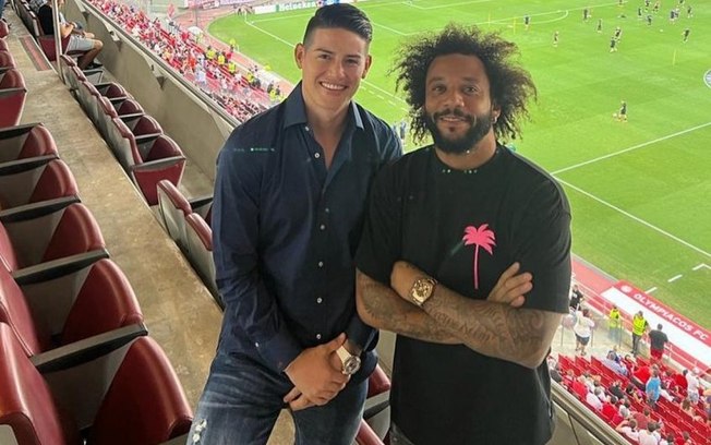 Anunciado pelo Olympiacos, James Rodríguez assiste jogo ao lado de Marcelo