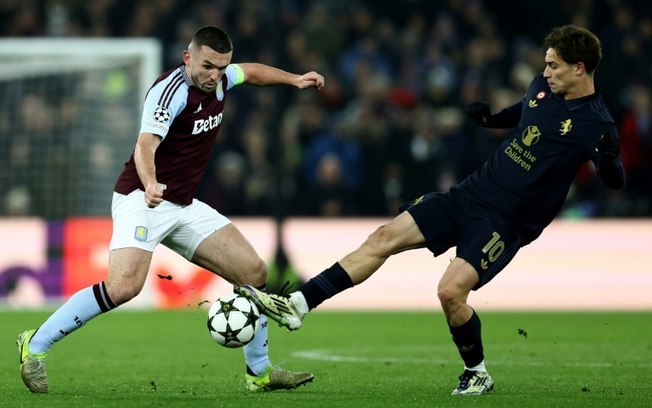 John McGinn (E) e Kenan Yildiz (D) brigam pela bola durante o empate enter Aston Villa e Juventus em 0 a 0 nesta quarta-feira, pela Liga dos Campeões