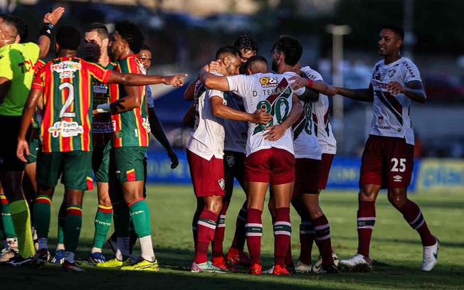 Time do Fluminense comemora seu gol, enquanto Sampaio reclama