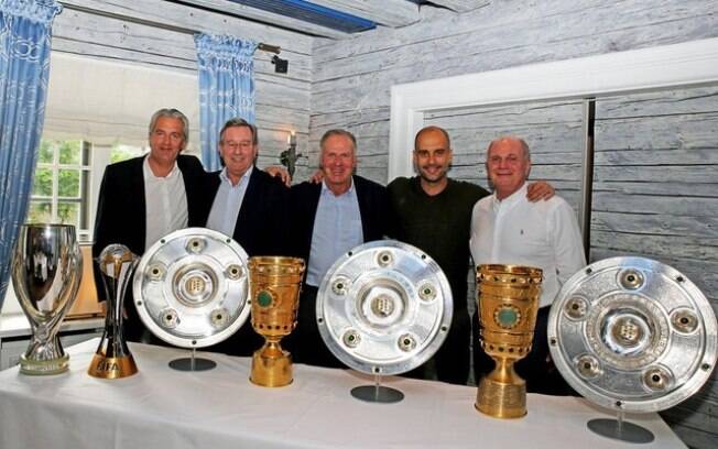 Pep Guardiola com todos os troféus conquistados no comando do Bayern de Munique
