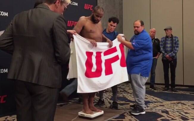 A pesagem de Daniel Cormier antes da luta contra Anthony Johnson pelo UFC 210 foi bastante polêmica