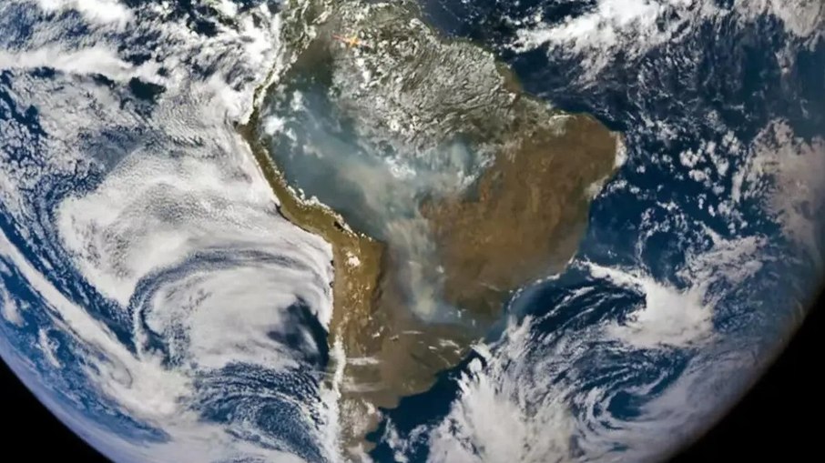 Foto de satélite mostra corredor de fumaça na América do Sul