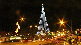 Magia%20de%20luz%20e%20decora%C3%A7%C3%A3o%20natalina%3A%20cidades%20iluminadas%20na%20festa