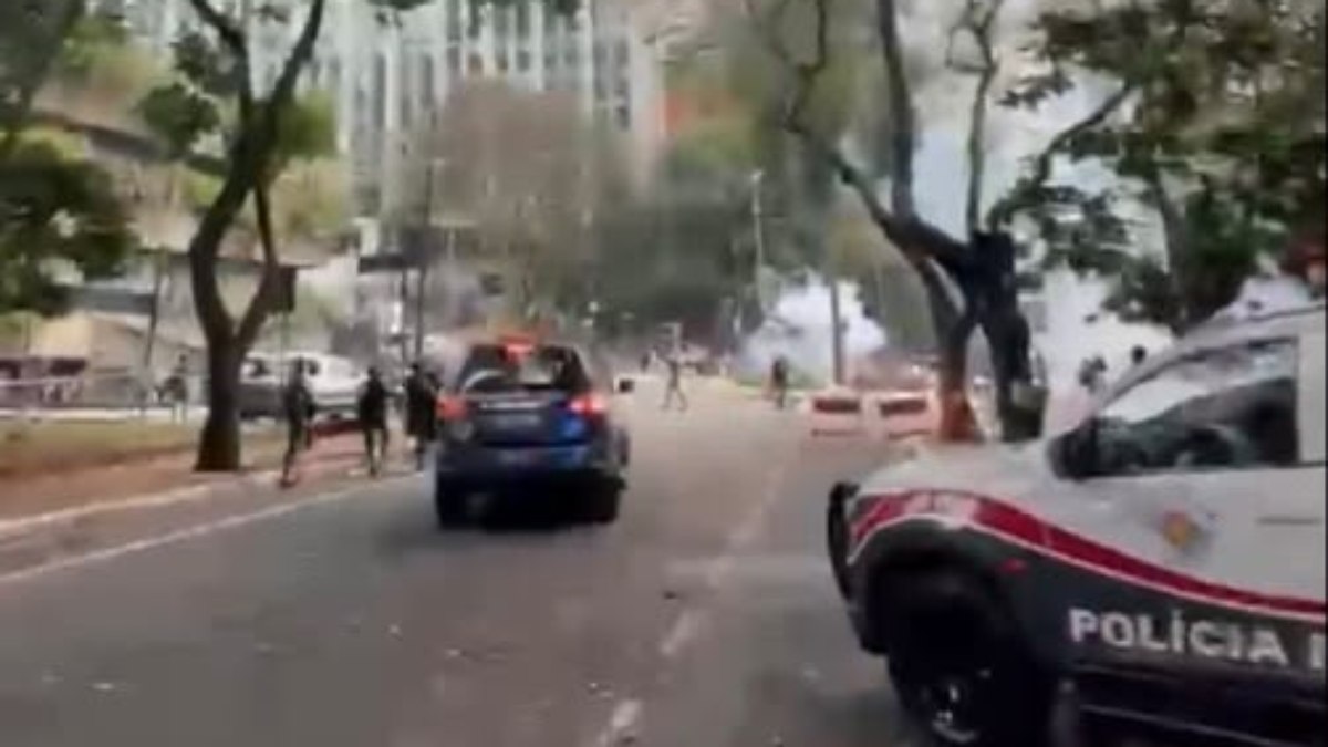 PM usa bombas contra manifestantes perto da Paulista