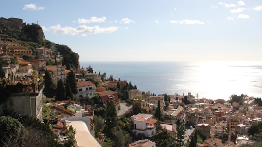Taormina fica na costa leste da Sicília Taormina fica na costa leste da Sicília