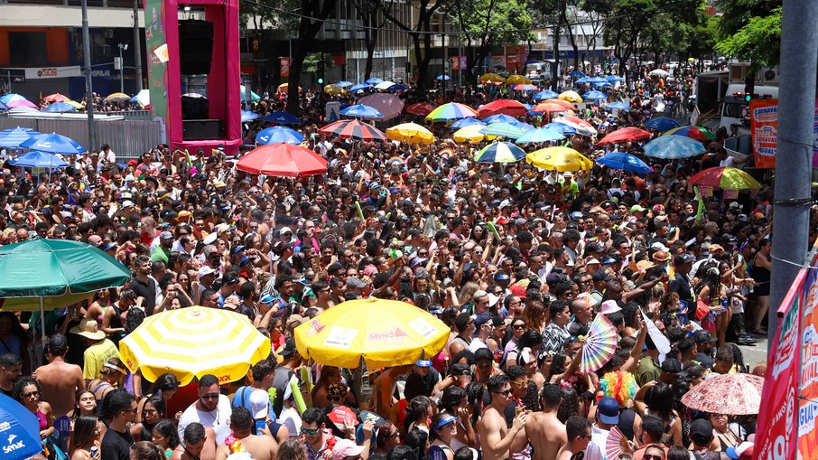 Foliões aproveitam o carnaval em MG Foliões aproveitam o carnaval em MG