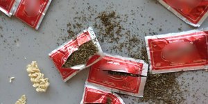 Menino de 13 anos morre após comer macarrão instantâneo cru