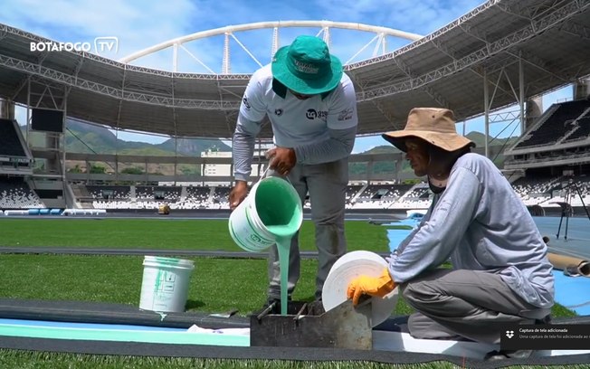 Botafogo inicia instalação de gramado sintético no Nilton Santos