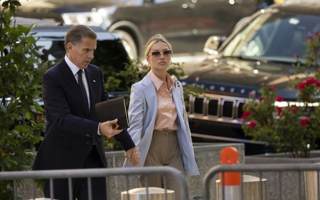 Hunter Biden (E), filho do presidente americano, Joe Biden, acompanhadao de sua esposa, Melissa Cohen Biden, chega ao edifício federal J. Caleb Boggs  em Wilmington, Delaware, em 4 de junho de 2024