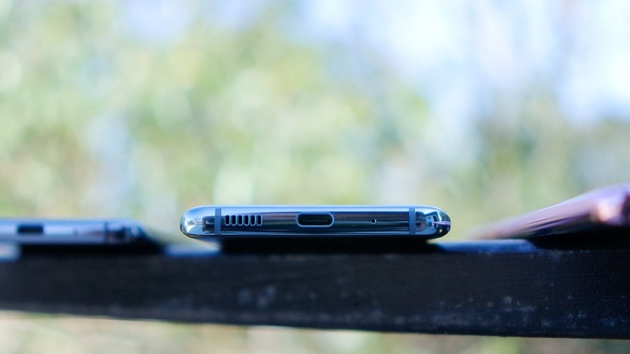 Entrada USB-C de um Samsung Galaxy S20