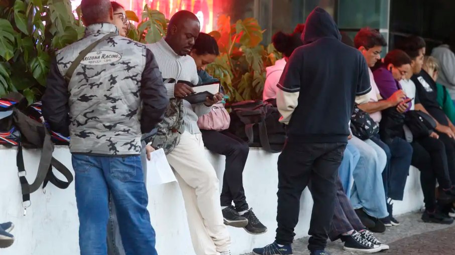 Portões dos locais de prova fecham às 12h30, no horário de Brasília Portões dos locais de prova fecham às 12h30, no horário de Brasília