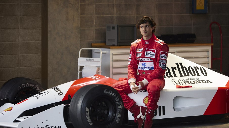 Gabriel Leone será o responsável por viver Senna na obra 