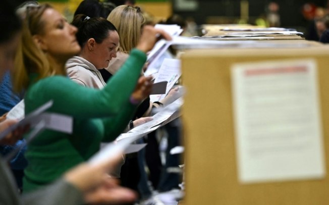 Apuração dos votos em Dublin, após as eleições gerais na Irlanda