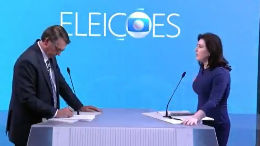 Jair Bolsonaro e Simone Tebet durante o debate nesta quinta-feira (29)