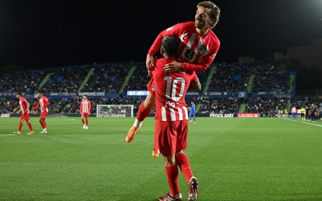 O atacante francês do Atlético de Madrid, Antoine Griezmann, comemora abraçando o argentino Ángel Correa pelo terceiro gol na partida de LaLiga contra o Getafe, em Getafe, no dia 15 de maio de 2024