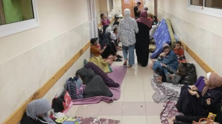 Palestinos em corredor do Hospital Al-Shifa, o maior da Faixa Gaza
