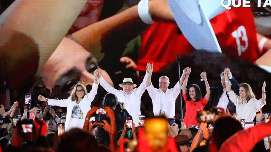 Lula e Alckmin, com no palco da convenção formam aliança mais uma vez para o pleito